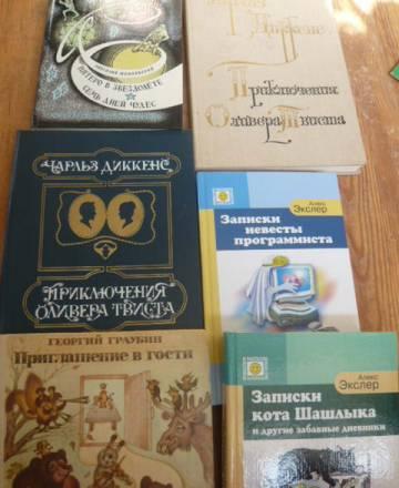 Две обезьяны капуцина ребенка для принятия Санкт-Петербург