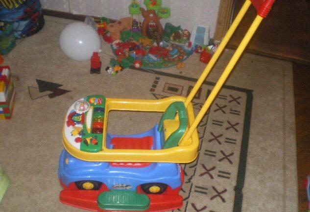 Машинка-каталка 4-в-1 с ручкой и игровой панелью Москва