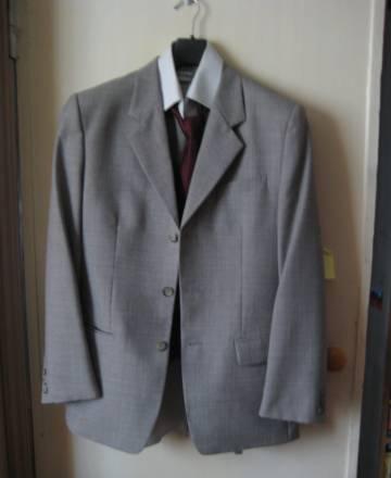 Отличный костюм-тройка + рубашка с галстуком Москва