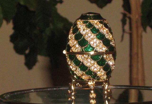 Яйцо-шкатулка на подставочке Москва