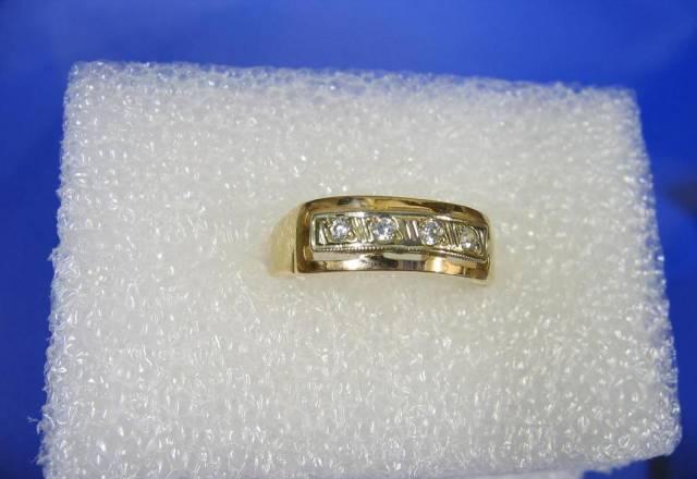 Кольцо золотое с фианитами Москва