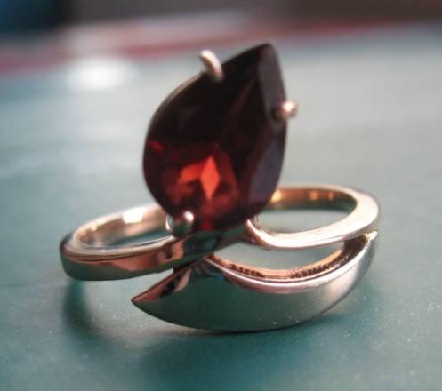 Золотое кольцо со вставкой из платины и гранатом Санкт-Петербург