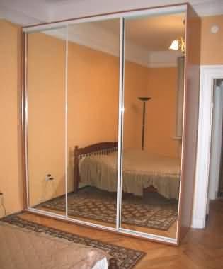 Трехстворчатый зеркальный шкаф-купе Санкт-Петербург