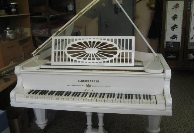 Белый  рояль Бехштайн Москва