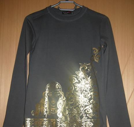 Кофта с золотым рисунком Москва