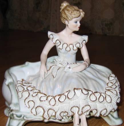 Фарфор "девушка-кружевница на диване" Москва