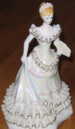 Статуэтка фарфор  "кружевница с веером"Румыния Москва