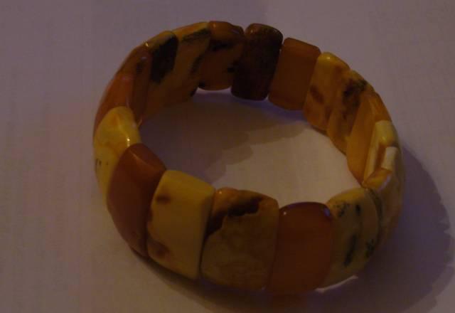 Браслет с белым янтарем Москва