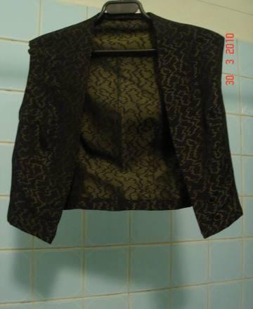 Стильная чёрная жилетка с вышивкой Москва