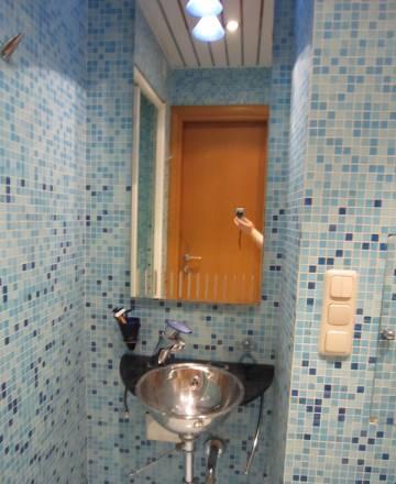 Металлическая раковина со смесителем и зеркалом Москва