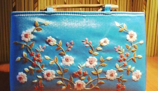 Сумка атласная с вышивкой Москва