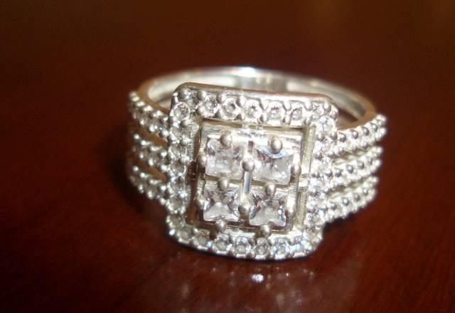 Кольцо серебро 925 с цирконами, р.17 Москва