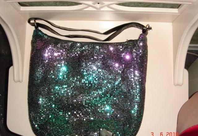 Сумка из металлической чешуи с чёрной ручкой,новая Москва