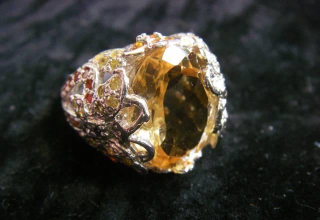 Кольцо с цитрином и цирконами из серебра Москва