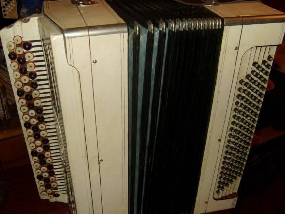 Баян белый Москва