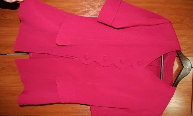 Летний эффектный костюм цвета фуксии Москва