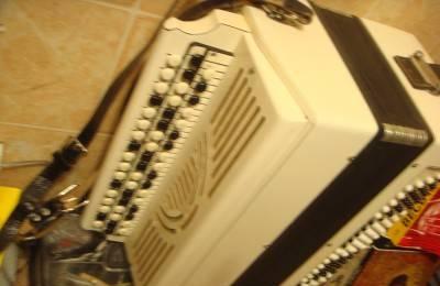 Малоигранный трехрядный хороший баян с полукруглым Москва