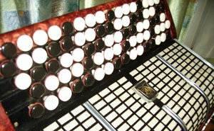 Пятирядный  красивый  бордовый малоигранный  баян Москва