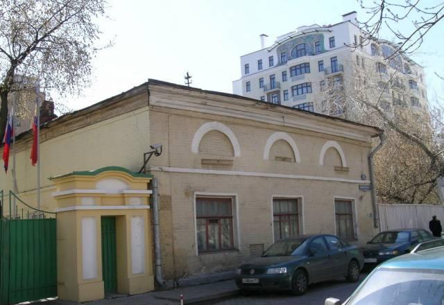 2-х этажное здание. Ст. метро Третьяковская Москва