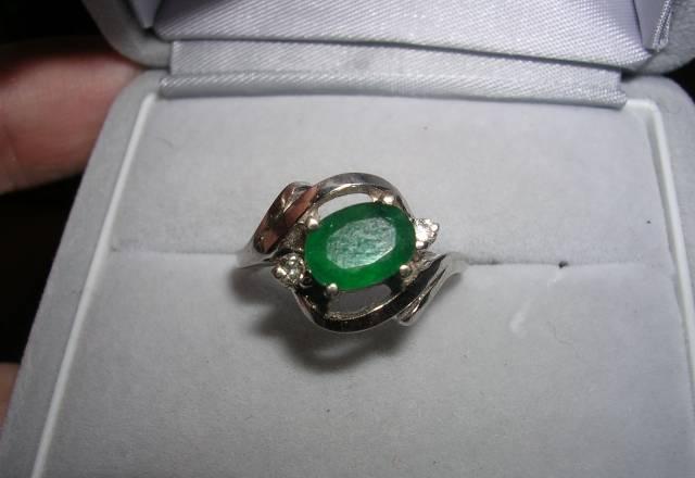 Кольцо изумуд 0,8К, сертификат Москва