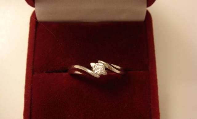 Золотое кольцо с бриллиантом 17,5 размер Москва