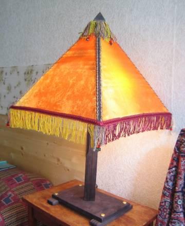 Стильная настольная лампа с абажуром Москва