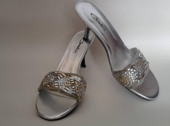 Серебряные новые открытые босоножки Москва