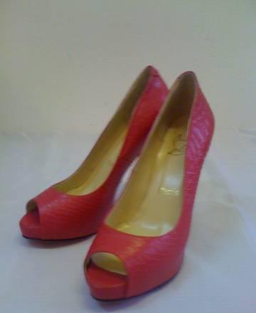 Туфли Christian Louboutin ярко-розовые, под питона Москва