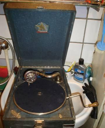 Патефон старый коломенский утюги угольные Москва