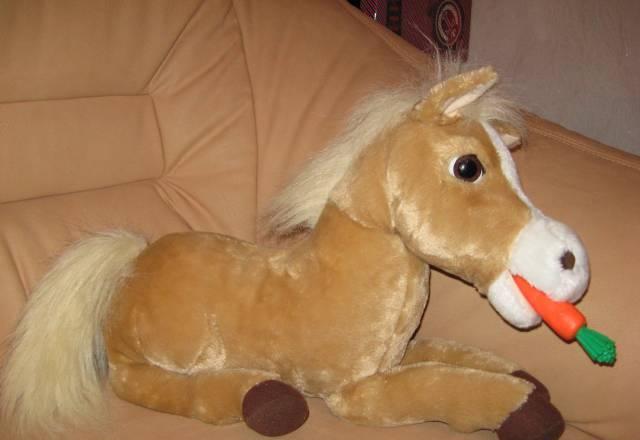 Интерактивная пони "Карамелька Москва