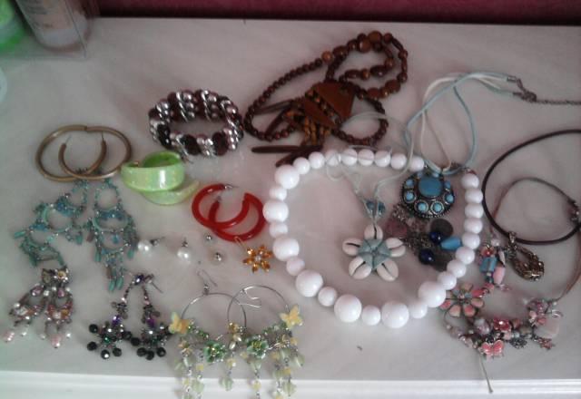 8 сережек,6 подвесок,1 браслет,1 заколочка Москва