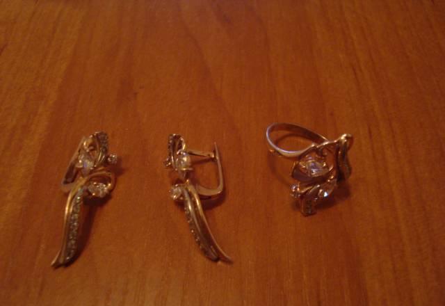 Комплект золотые серьги и кольцо Москва