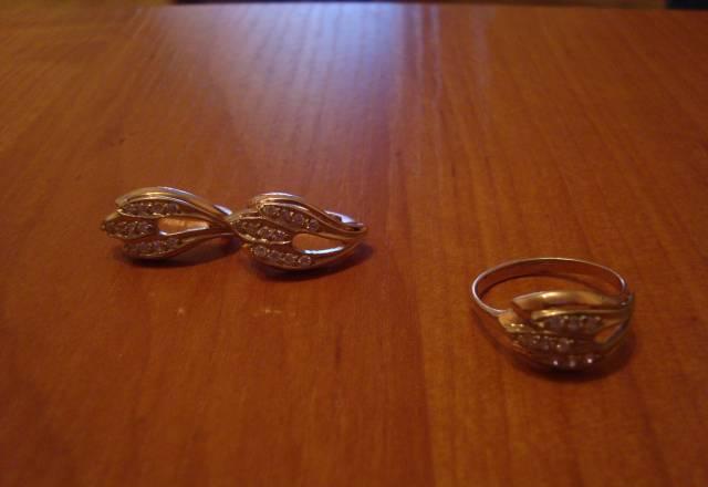 Комплект золотые серьги и кольцо Москва