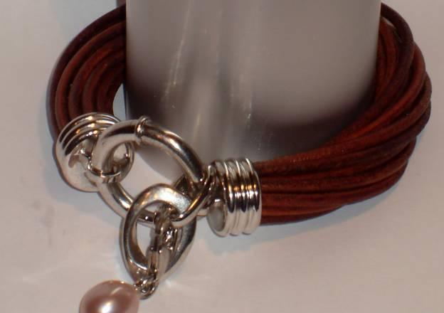 Браслет кожаный витой круглый с жемчужиной Москва