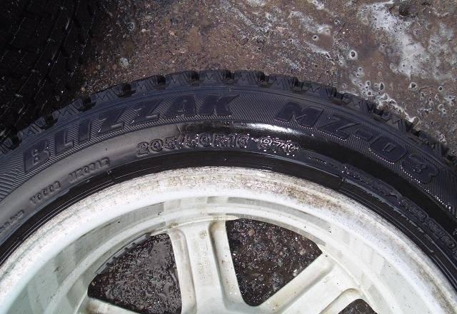 Продаю 2 шины зимние нешипованные Bridgestone Москва