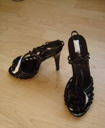 Новые фирменныке босоножки с розами Москва