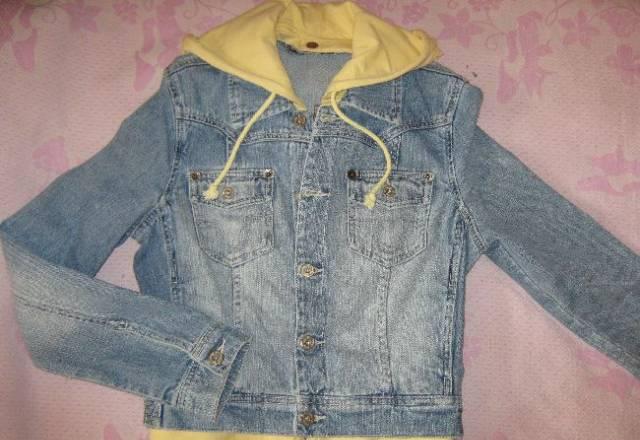 Джинсовая куртка-ветровка с капюшоном Москва