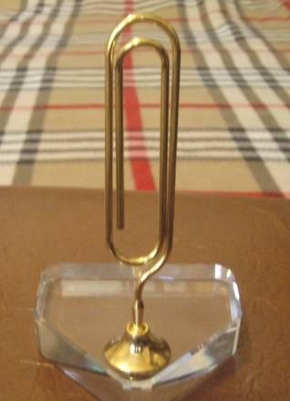 Сувенир скрепка-напоминалка на стекл. подставке Москва