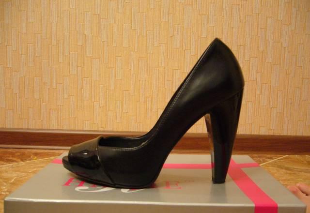 Туфли с эффектным лакированным каблучком Москва