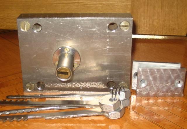 Замки из нержавейки новые ручной работы дешево Санкт-Петербург