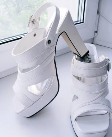 Летние белые босоножки на высоком каблуке Москва