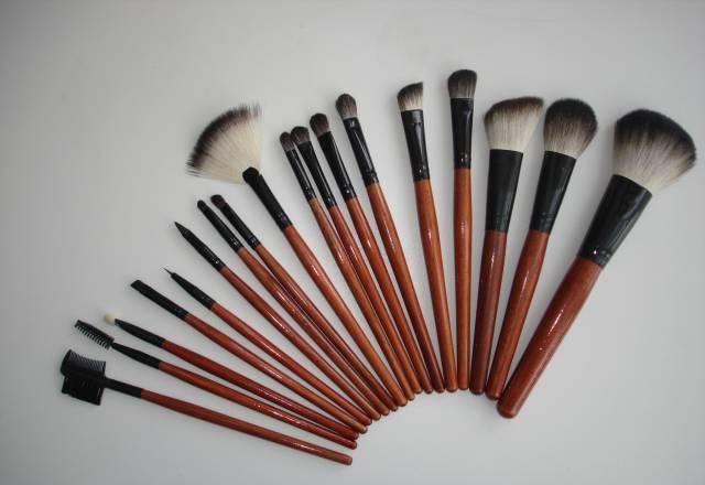 Натуральные кисти для макияжа 18 штук Москва