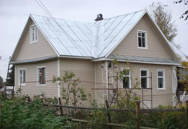 Зимний бревенчатый дом на берегу реки Санкт-Петербург