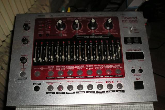 Процессор грув-эффектов  Roland EF-303 Москва