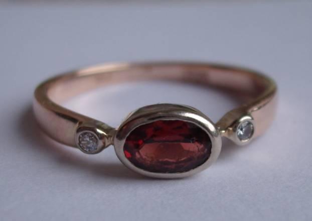 Кольцо золотое с гранатом бриллиантами Москва