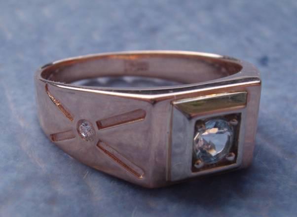 Перстень золотой с топазом и бриллиантами Москва