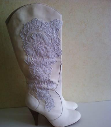 Сапоги белые с вышивкой Москва
