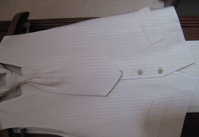 Мужской светлый свадебный костюм Москва