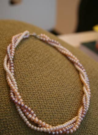 Разноцветное жемчужное колье из трех нитей Москва