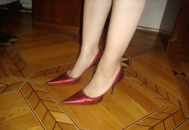 Туфли 37 разм. красные. необычный материал Москва